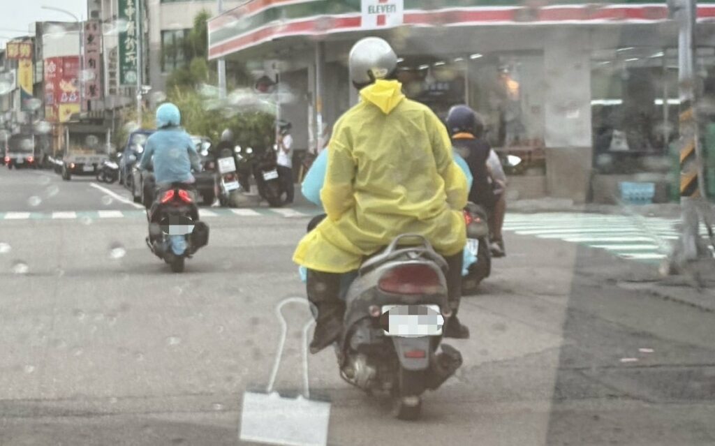 男子吸毒𤈛惚騎車上路　溪湖員警即時攔截拆雷