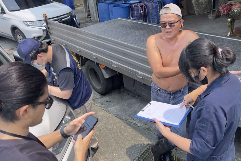 軌跡異常現形！新北動保處靠 GPS 監控查獲金山養豬場違規收廚餘     依法重罰 20 萬元