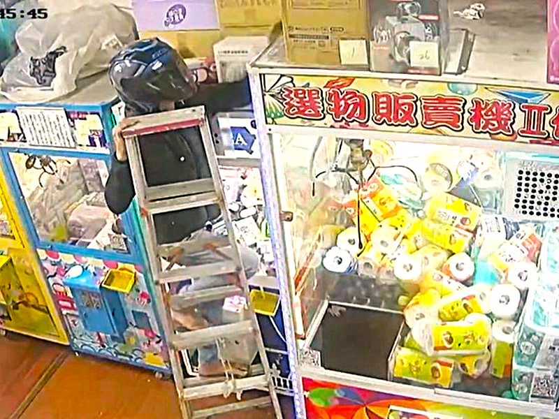 深夜連續侵入娃娃機店行竊　里港警火速現行犯逮捕暨里港警訊
