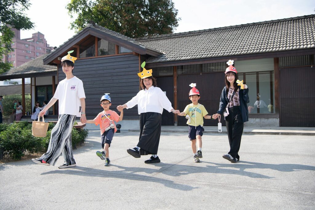 舊監宿舍群「木日小市」皮友齊聚　漫遊木都歡度母親節