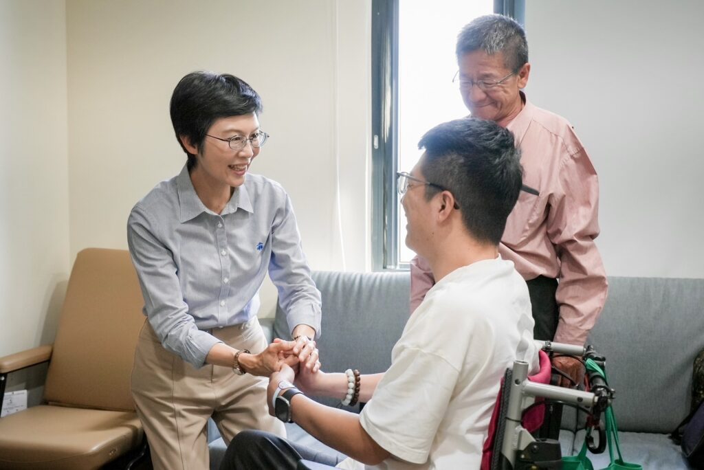 撐起英雄後盾！林岱樺二度探視因公重傷官兵　成功爭取專案醫療與撫卹金到位 讓制度溫暖第一線弟兄