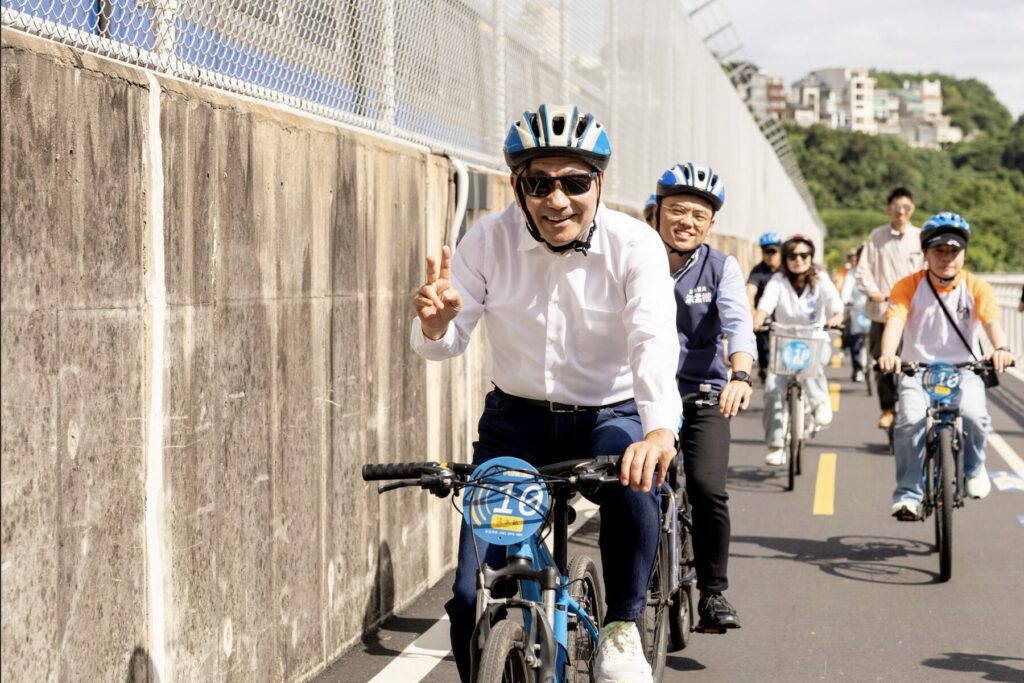 國際級單車廊帶啟航！侯友宜視察淡水金色水岸「關渡段」     4米路寬人車分道超安心
