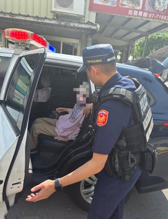 【暖陪伴、保周全】警車化身暖心專車，苓雅局三多所雄警護送《提領大量現金》獨居長者返家