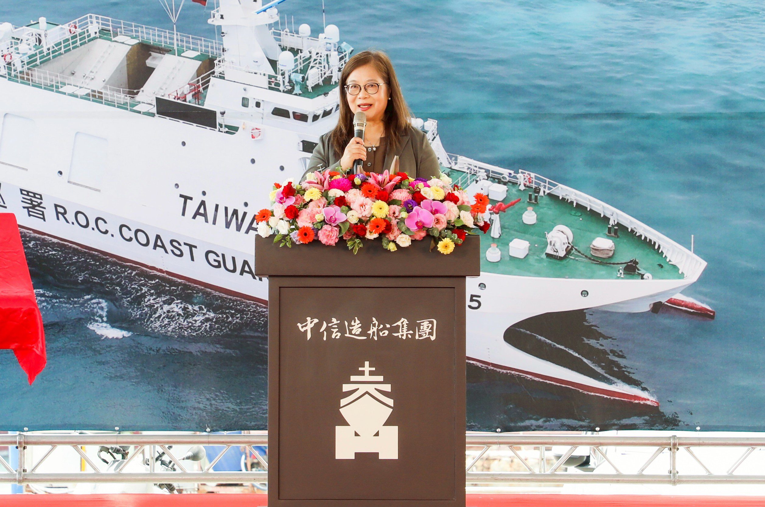 「樹頭徛予在，毋驚樹尾做風颱」  東港艦命名下水　管碧玲勉海巡： 做國家的堅韌樹根！