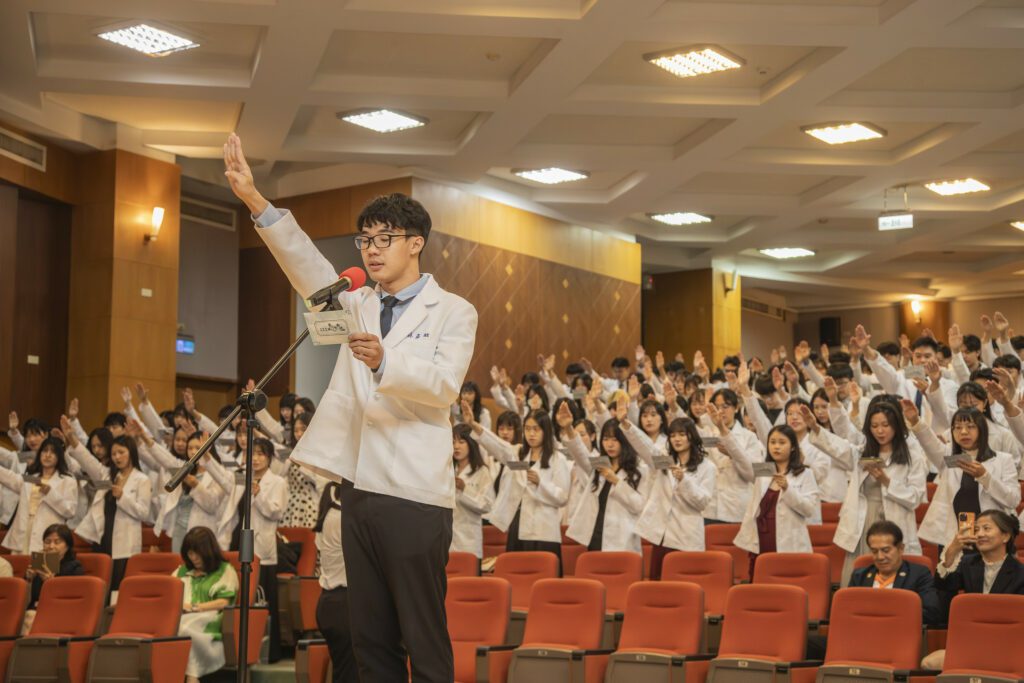 嘉藥藥學系授袍典禮　222名藥學生邁向藥師實務