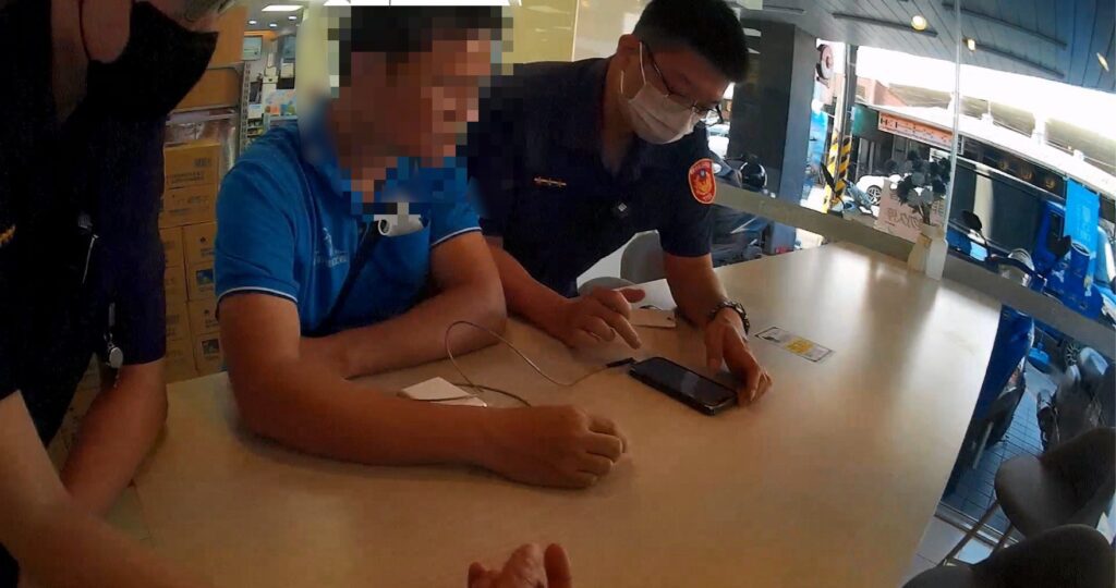 上網購買棒球手套先買6萬元點數卡　警與超商店員聯合阻詐暨內埔警訊