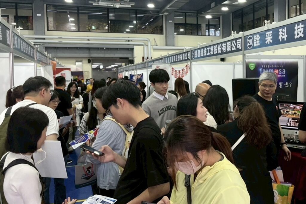 媒合率破 55.5%！新北校園徵才壓軸場致理登場     45家企業釋 1600 職缺搶人才