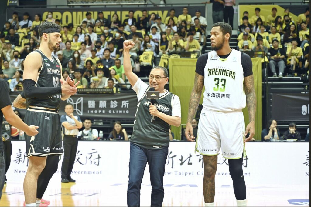 挑戰三連霸！TPBL冠軍賽新莊開打     侯友宜現身開球幫國王隊打氣