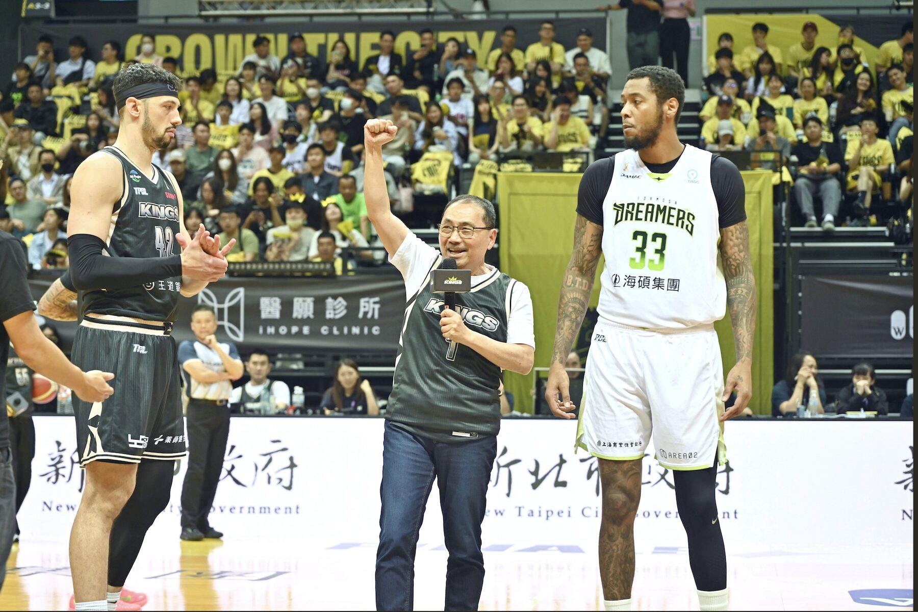 挑戰三連霸！TPBL冠軍賽新莊開打     侯友宜現身開球幫國王隊打氣