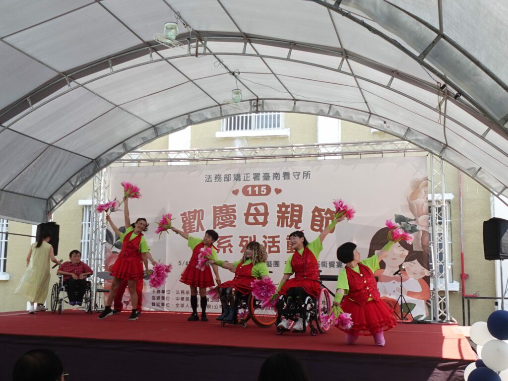 混障綜藝團走入台南看守所公益演出　400收容人專注聆聽不少人眼眶泛紅