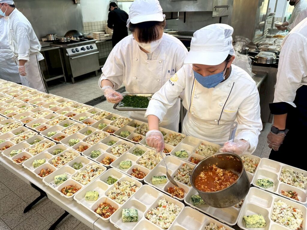 嘉藥餐旅畢業生送暖 200份愛心便當關懷弱勢