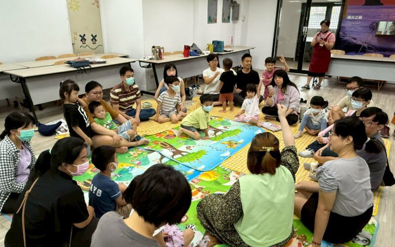 用愛擁抱「情緒小怪獸」　新北第一區早療中心辦親子共讀　教導家長支持與鼓勵孩子