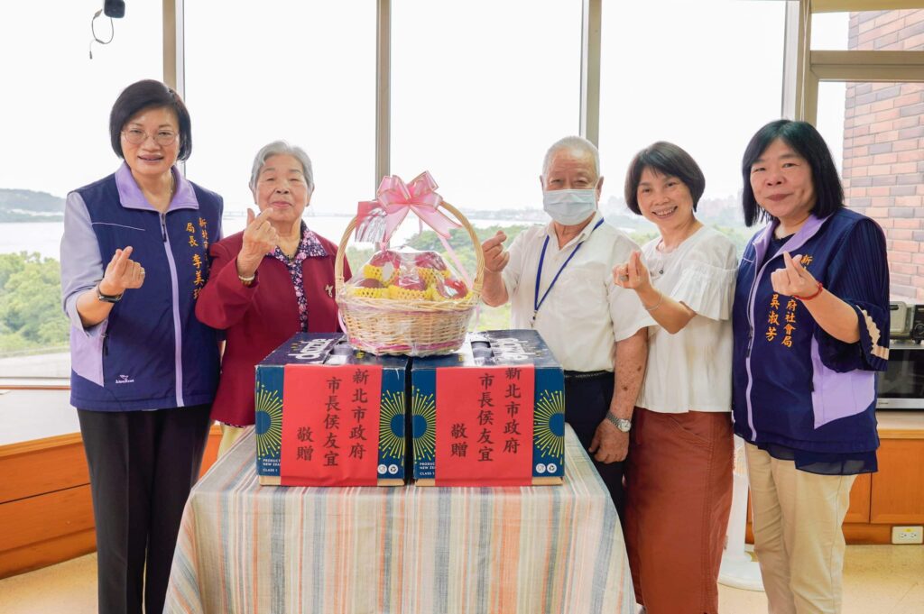 新北社會局長李美珍端午節親訪老福機構　代市長侯友宜致贈加菜金及蘋果