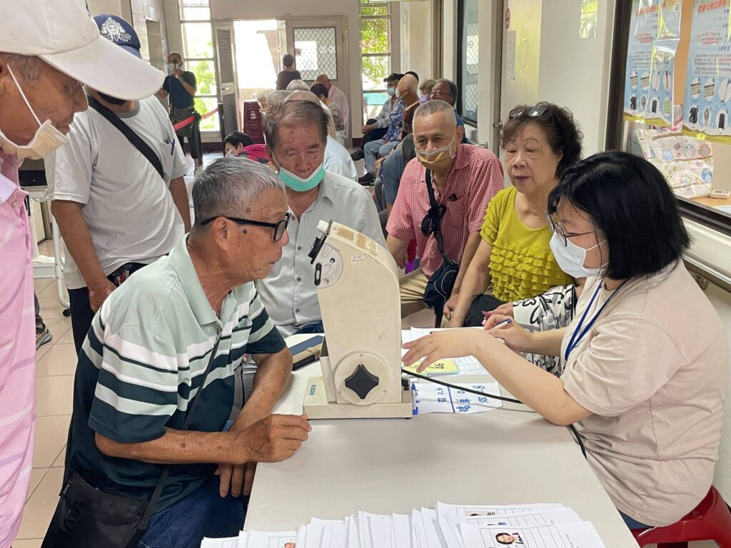臺南監理站推「一站式換照服務」，免除高齡長者換照奔波