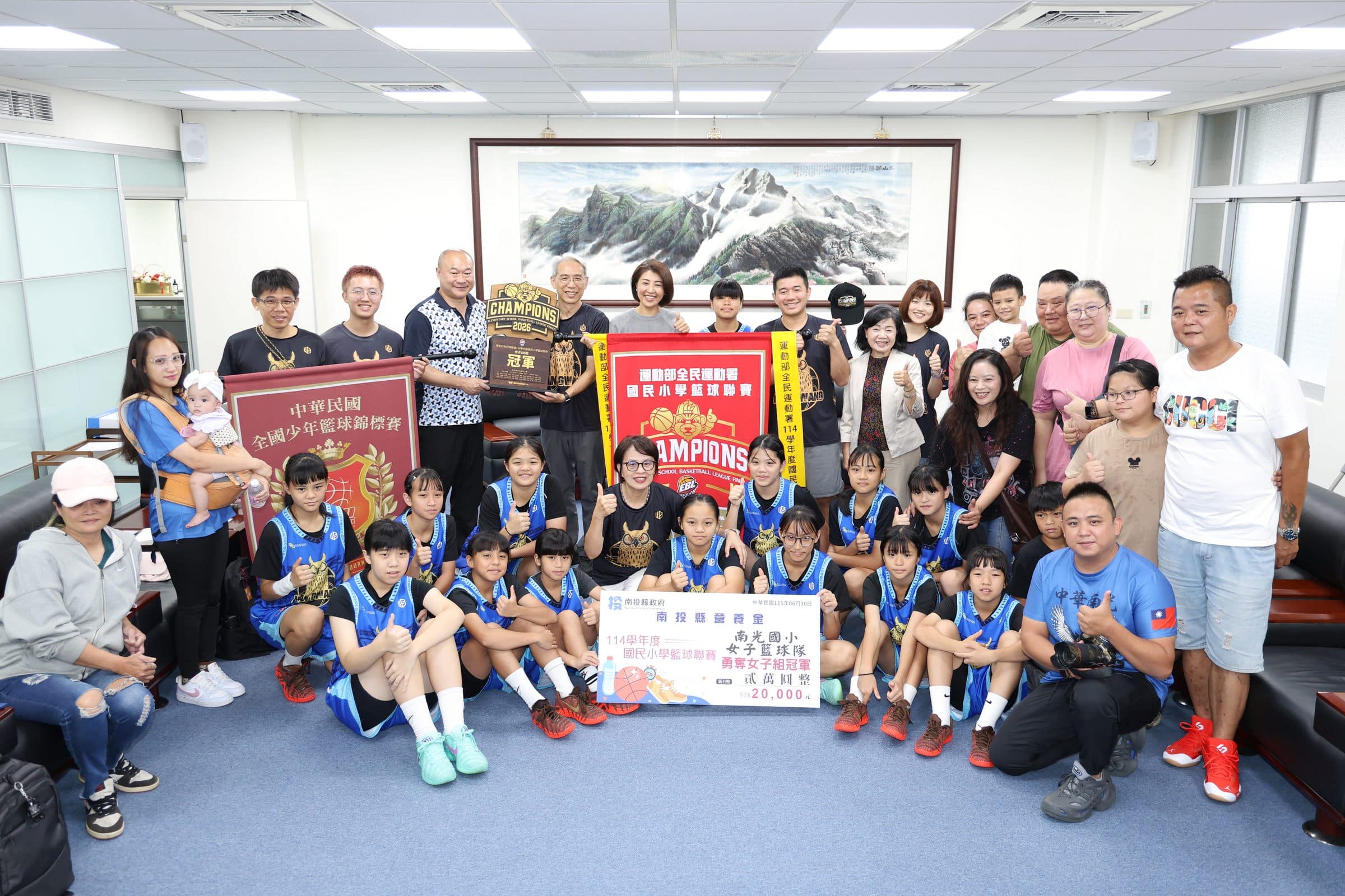 南光國小女籃勇奪全國EBL冠軍　許縣長表揚力讚「山城之霸」