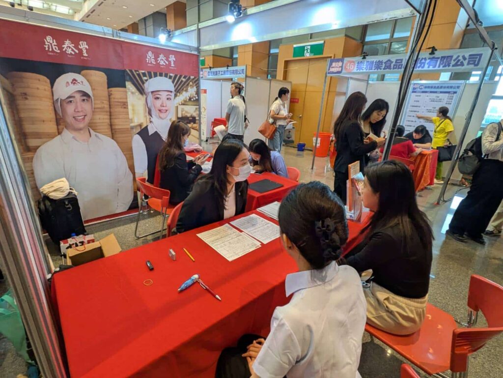 為社會新鮮人與熟齡者找工作　板橋就博會初媒合達51.7%