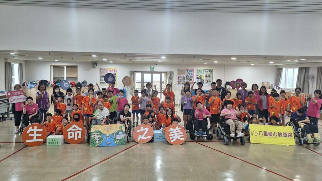 腦性麻痺院生與學童攜手完成友誼拼圖　淡水屯山國小一日身障體驗營　實踐共融交流