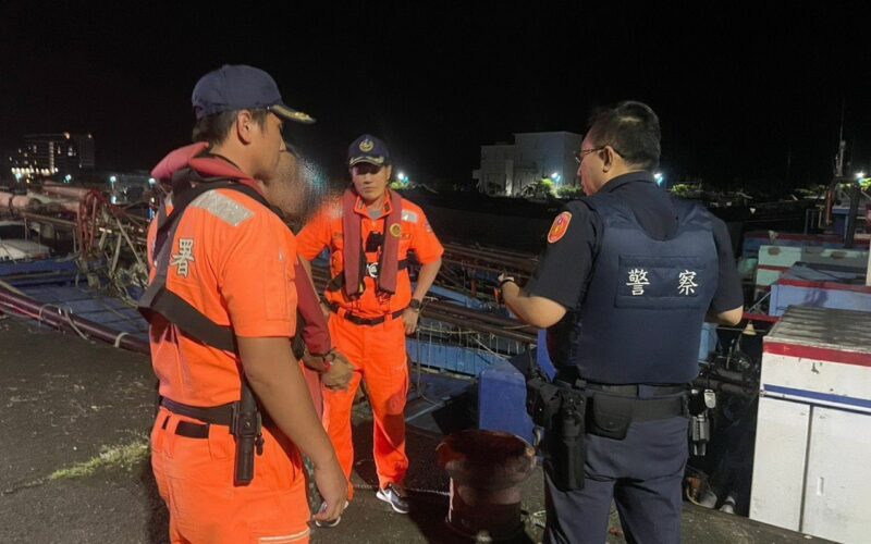 潛入烏石港漁船動機可疑 海巡機智查獲酒駕通緝犯