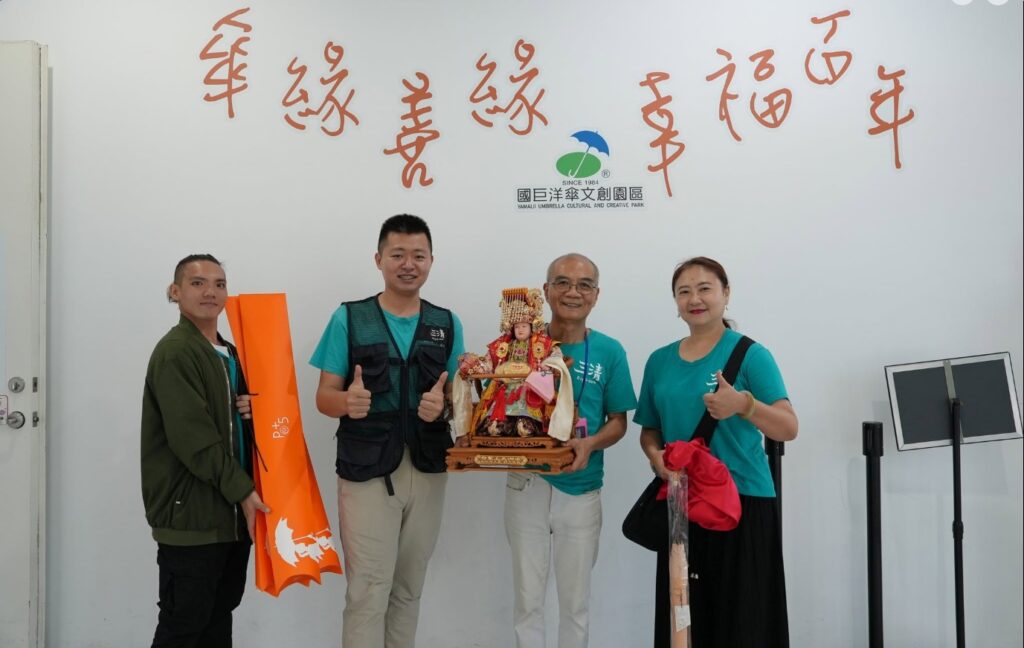 媽祖也來觀光工廠！國巨洋傘董事長親自陪同導覽　員工嗨翻了