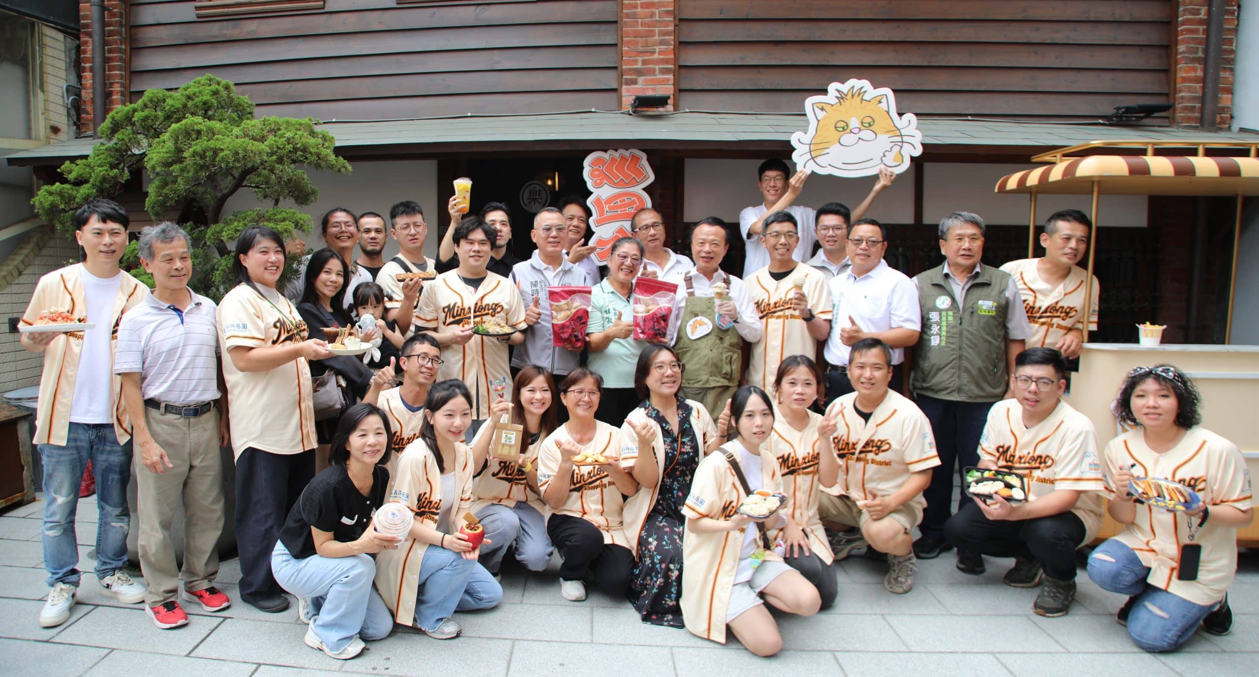 翁章梁化身打貓街長　推民雄風味飲食