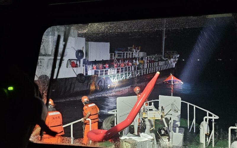 暗夜驚魂！聖克里斯多福籍油輪「寶瓶星」斷軸進水  臺南海巡頂8級陣風救援9名船員