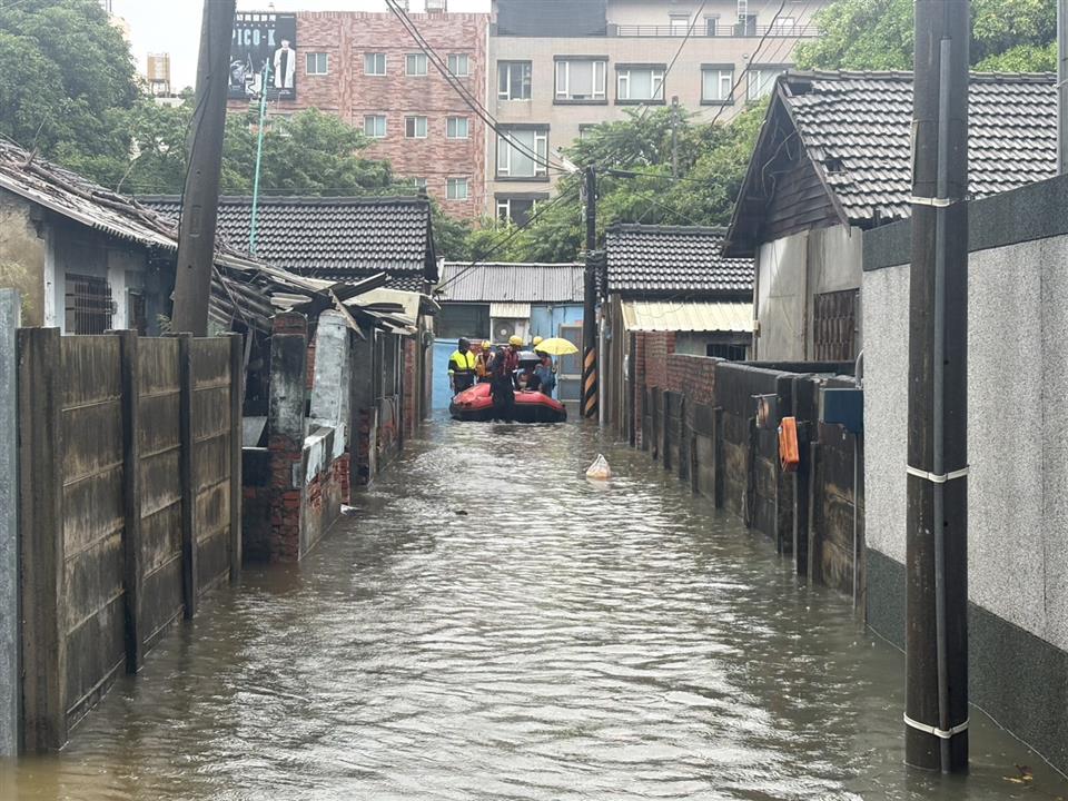 豪雨灌巷弄　警消攜手協助居民撤離守護安全