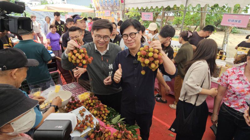 港灣新聞網／高雄鳳荔季湧萬人潮！陳其邁力推大樹玉荷包、金鑽鳳梨　農產市集買氣爆棚
