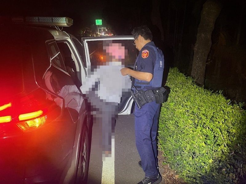 港灣新聞網／阿公騎單車逛夜市竟迷航到內埔！暖警深夜伸援手助平安返家