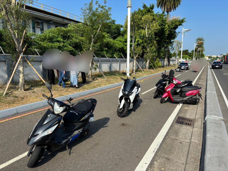 港灣新聞網 / 小港中山四路機車連環碰撞！5車捲入事故　2人擦挫傷幸無大礙