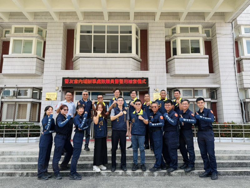 港灣新聞網 / 高溫飆破警察執勤極限！內埔警友會送涼感袖套暖挺第一線員警