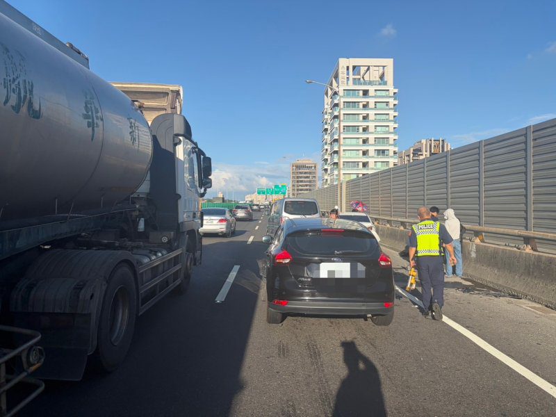 港灣新聞網 / 台88線鳳山段驚傳4車連環追撞！1人送醫、2人受傷　鳳山警方急疏導車流