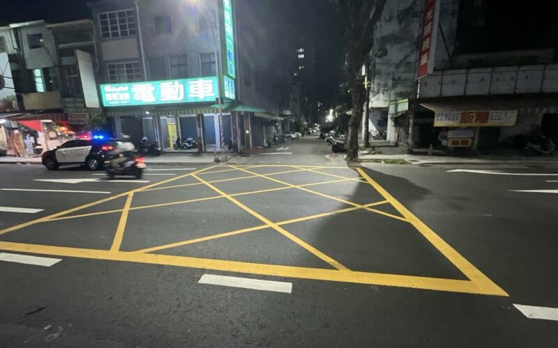 港灣新聞網 / 機車違規迴轉撞車後竟離去！楠梓警追查肇逃騎士依法開罰