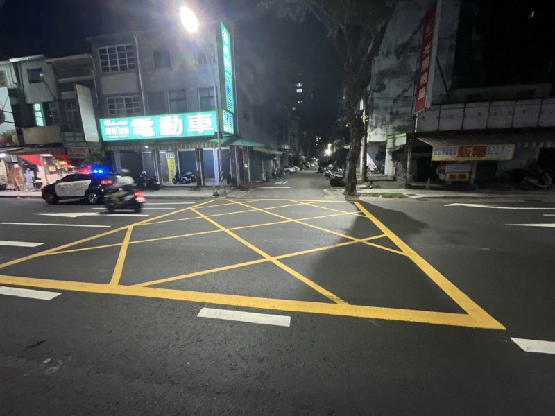 港灣新聞網 / 機車違規迴轉撞車後竟離去！楠梓警追查肇逃騎士依法開罰
