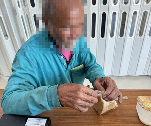 港灣新聞網 / 腳痛難耐獨自求助！七旬翁蹣跚走進派出所　暖心女警供餐協助送醫