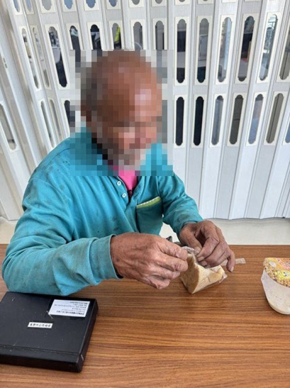 港灣新聞網 / 腳痛難耐獨自求助！七旬翁蹣跚走進派出所　暖心女警供餐協助送醫