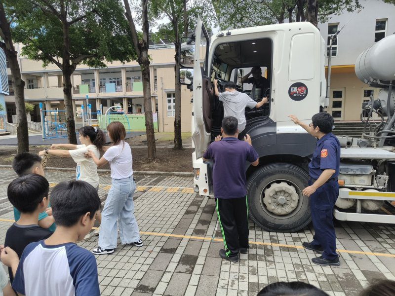港灣新聞網 / 「這不是躲貓貓！」學童坐上大車駕駛座驚呼看不見　左營警校園宣導交通安全