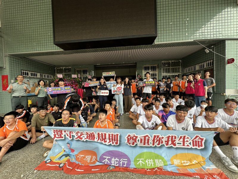 港灣新聞網 / 預拌混凝土車開進校園！高警交大攜手企業前進文山高中 學生驚呼：真的看不到旁邊的人