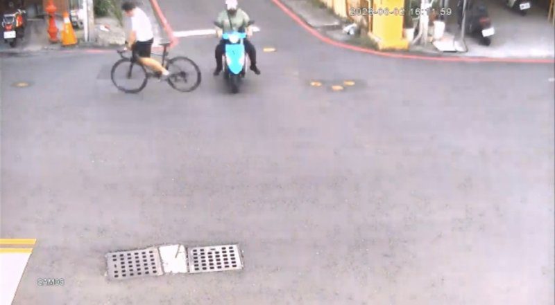 港灣新聞網 / 15歲少年騎腳踏車疑闖紅燈釀碰撞！鳳山警提醒：慢車也要遵守交通號誌