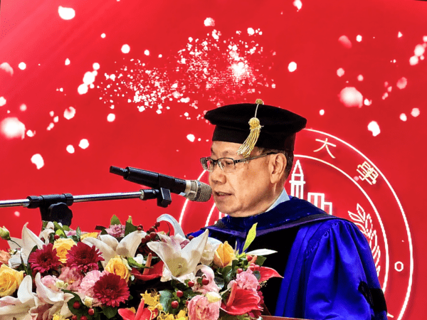 創校25周年畢業典禮 亞大校長蔡進發：站上AI革命起點，請勇敢奔跑