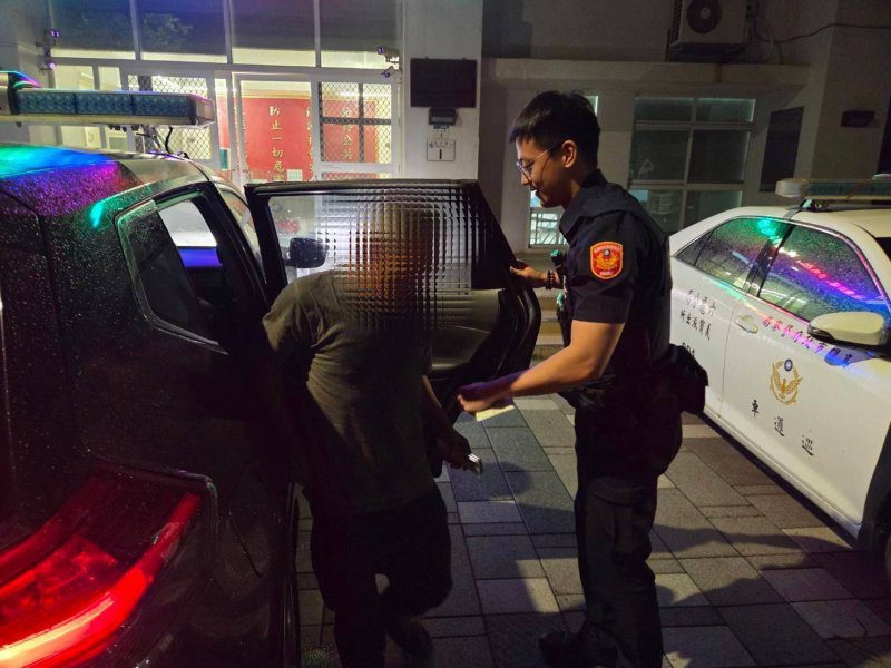 港灣新聞網 / 七旬運將深山迷航失聯12小時！曳引車拋錨受困六龜　暖警凌晨巡邏及時救援