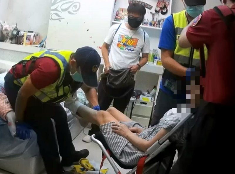 港灣新聞網 / 凌晨浴室滑倒骨折！屏東婦人痛苦倒地求援　內埔警消火速救護送醫