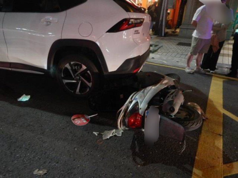 港灣新聞網／鹽埕區連環碰撞！70歲婦騎重機追撞兩車送醫　警方釐清肇事原因