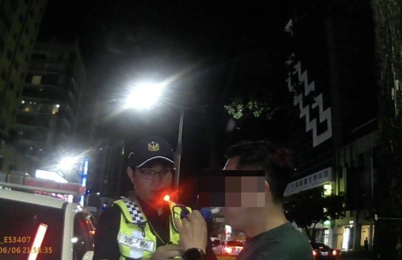 港灣新聞網／酒氣洩行蹤！新興警路檢攔下酒駕男　最高恐挨罰12萬元並扣車