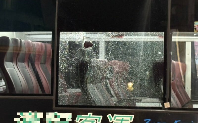 港灣新聞網／公車等紅燈突傳巨響！左營驚見車窗破裂　警方追查是否遭飛石擊中