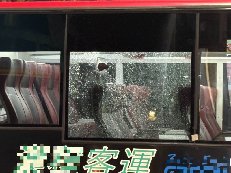 港灣新聞網／公車等紅燈突傳巨響！左營驚見車窗破裂　警方追查是否遭飛石擊中