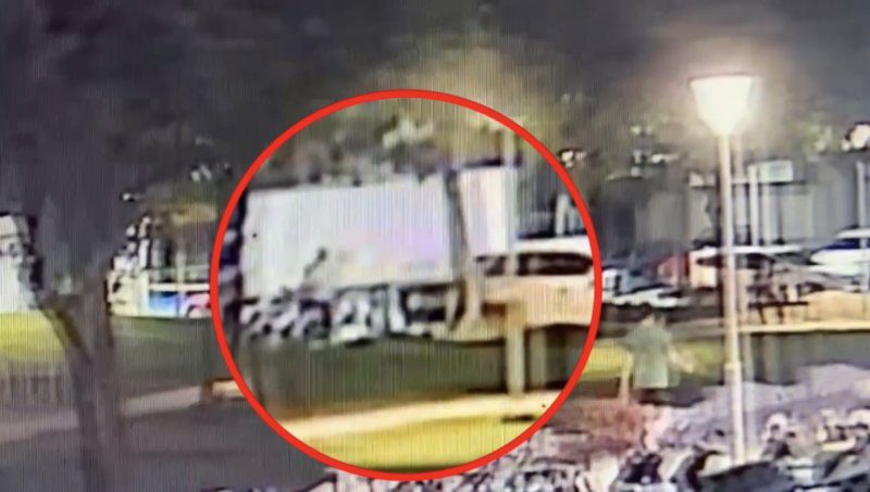 港灣新聞網／公車等紅燈竟遭石頭砸穿！左營警漏夜追查　33歲男子落網3萬元交保