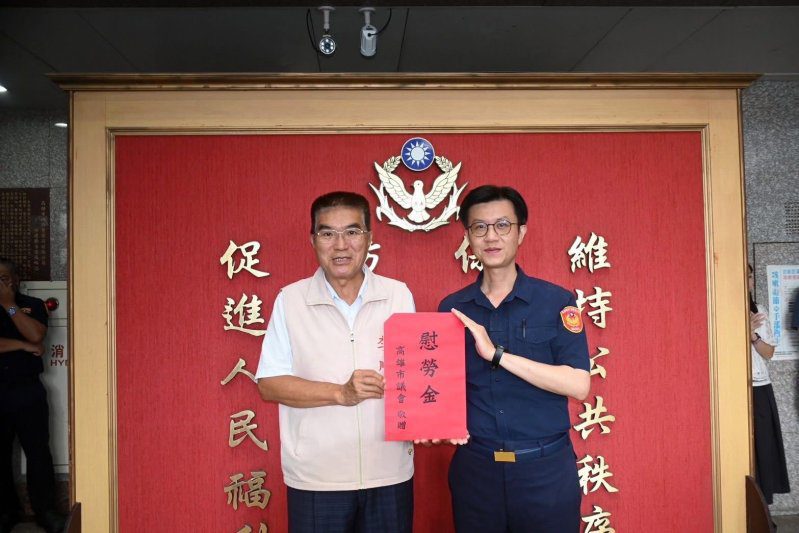 港灣新聞網／警察節前最暖畫面！李順進親赴前鎮分局致敬警察英雄