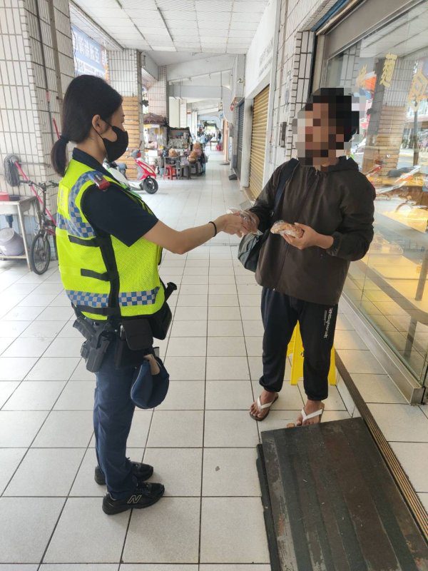 港灣新聞網／餓了三天不敢求助！前鎮暖警遞上一塊麵包　街友當場紅了眼眶