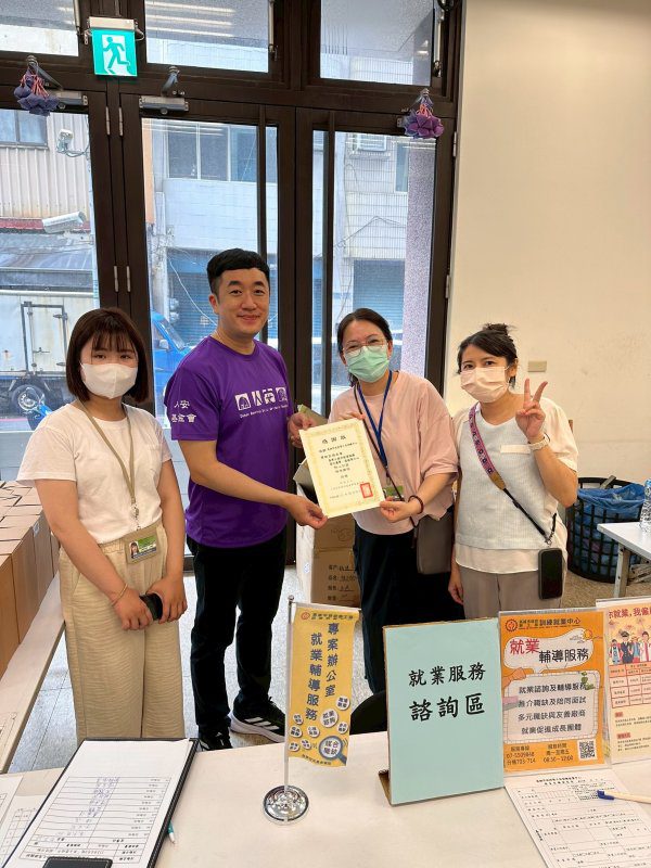 港灣新聞網／粽香送暖不孤單！人安基金會邀200位寒士提前過端午　義診義剪暖人心