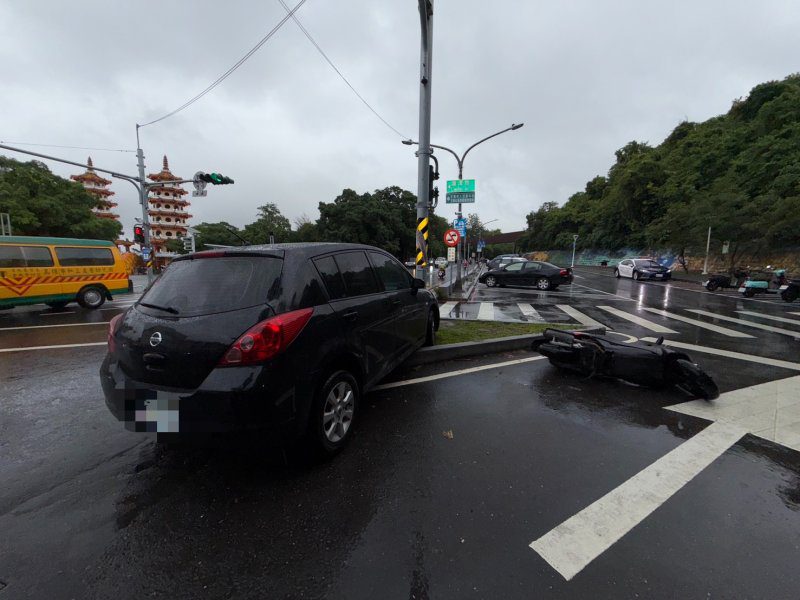 港灣新聞網／左營死亡車禍！女駕駛右轉停車場撞重機　51歲騎士搶救不治